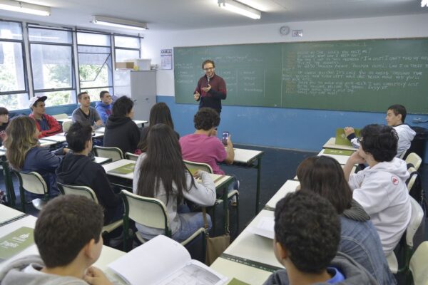 Piso nacional dos professores sobe para R$ 4.420