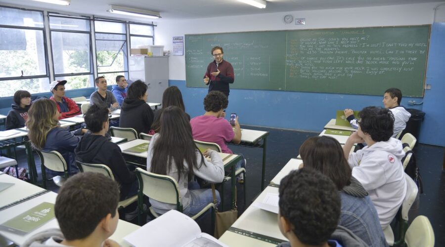 Piso nacional dos professores sobe para R$ 4.420,55