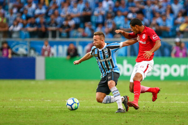 Campeão da Libertadores, Arthur pode retornar ao Grêmio, diz imprensa italiana