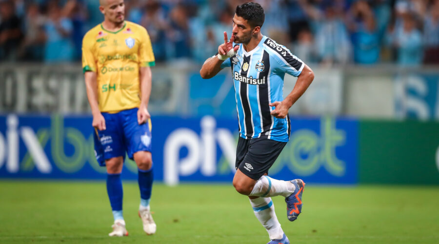 Foto de Bola De Futebol No Gol No Fundo De Tela Verde Chave De