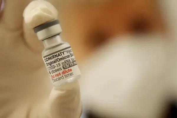 Pessoas com 70 anos ou mais começam a ser imunizadas com vacina bivalente contra a Covid-19