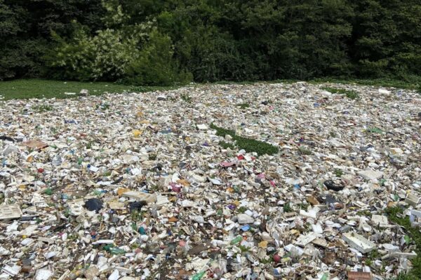 Com nível baixo, Rio Gravataí expõe camada de lixo no trecho de Cachoeirinha