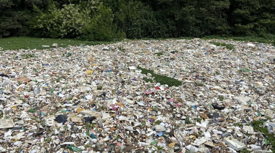 Rio Gravataí está com nível baixo e camada de lixo, com diveros tipos de materiais, tomou conta de um local do trecho de Cachoeirinha