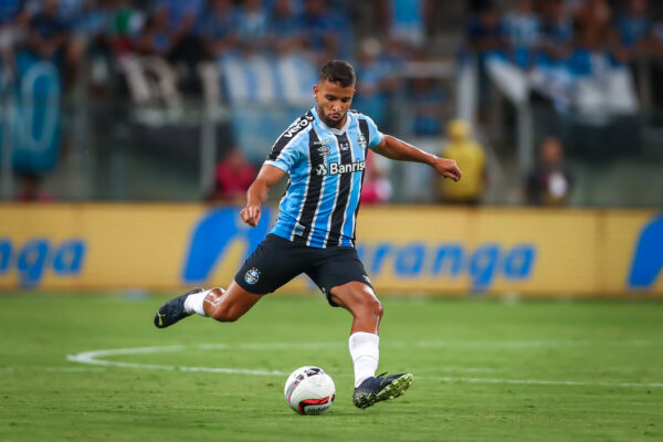 Com golaço de Pepê, Grêmio vence o Esportivo por 2 a 0 na serra