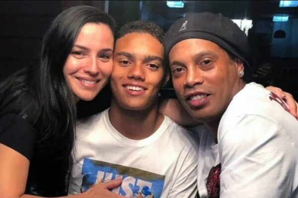 Ronaldinho revela acerto para filho jogar na base do Barcelona