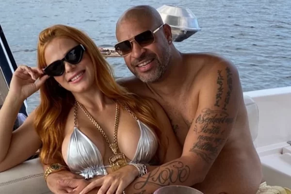 Adriano Imperador posta foto com amiga, e esposa dele responde com pedido de divórcio
