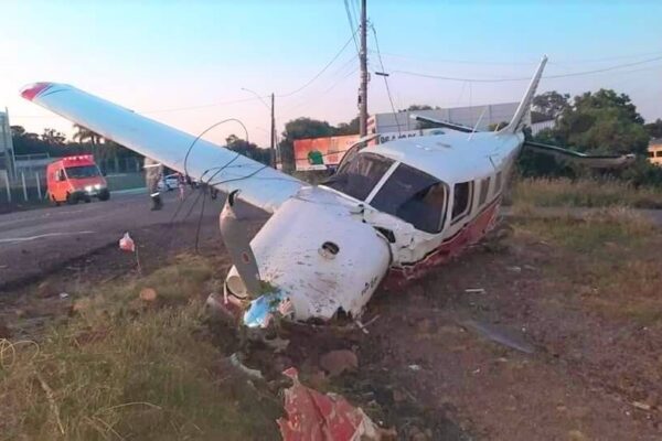 Tripulantes saem ilesos após avião cair em área urbana de Erechim
