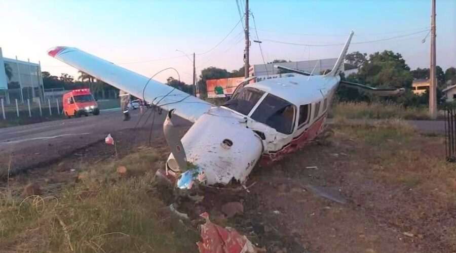 Após tentar um pouso de emergência e avião cair em uma avenida de Erechim, os quatro tripulantes sairam sem ferimentos