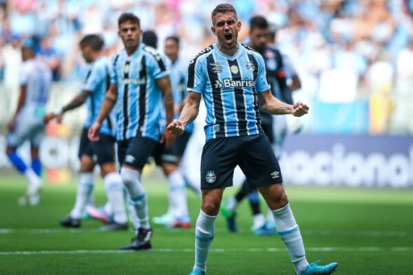 Bruno Uvini tem lesão confirmada após deixar jogo do Grêmio com dores