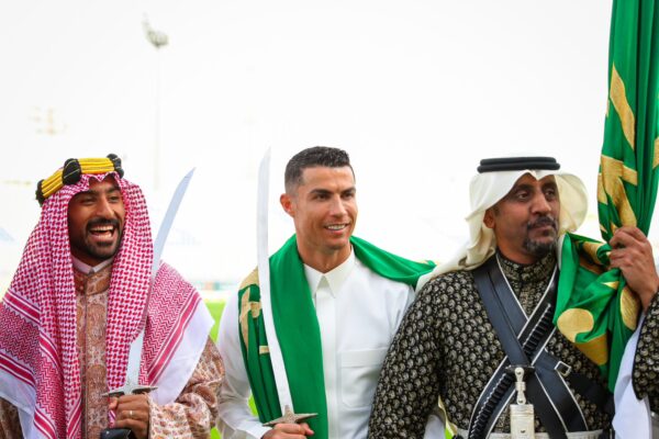 Cristiano Ronaldo viraliza empunhando espada com vestimentas sauditas; entenda