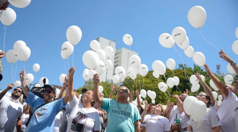 Boate Kiss: familiares e vítimas da tragédia fazem vigília em Porto Alegre