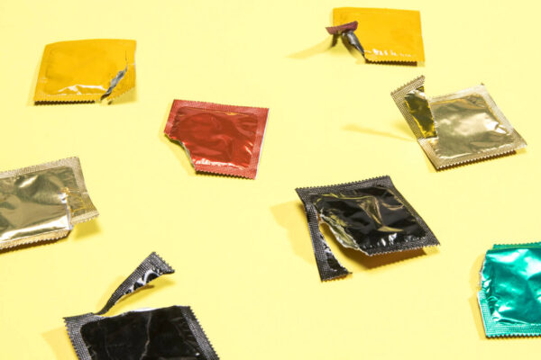 Anvisa proíbe venda de 57 lotes de preservativo masculino