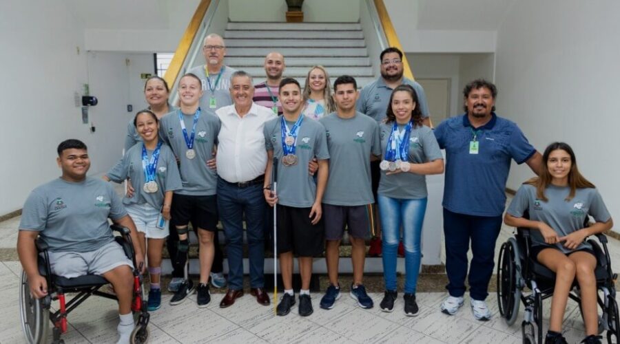 Atletas de paranatação são homenageados, em Canoas, por título em torneio nacional