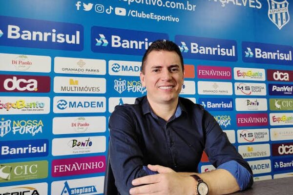 Presidente do Esportivo alfineta dirigentes do Grêmio: “O que acontece com o gramado da Arena?”
