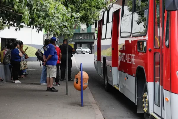 Linhas de ônibus de Porto Alegre têm mudanças nos terminais do Centro a partir desta segunda