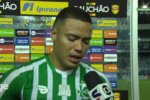 Autor de gol do Juventude contra o Grêmio chora ao falar de situação delicada do avô