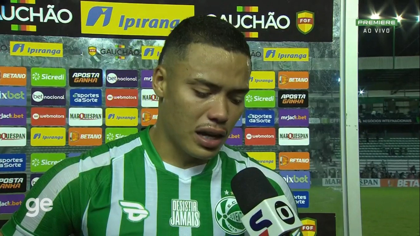 Emprestado pelo Grêmio, atacante do Caxias celebra dois gols sobre o Inter