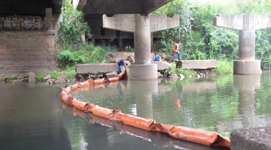 Terceira boia será instalada metros depois da ponte. Além disso, prefeitura faz orçamento para retirada do lixo do Rio Gravataí