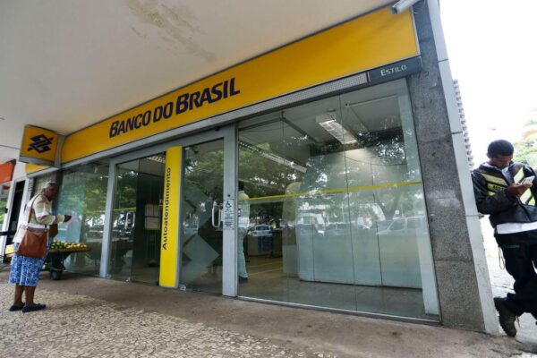 Sebastião Melo aprova, com veto parcial, desobrigação de portas giratórias para agências bancárias sem circulação de dinheiro na Capital