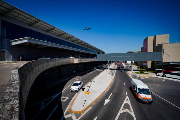 Transporte irregular é oferecido por motoristas no aeroporto Salgado Filho