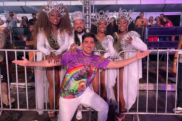 Marcelo Adnet desfila no Porto Seco e exalta o carnaval de Porto Alegre