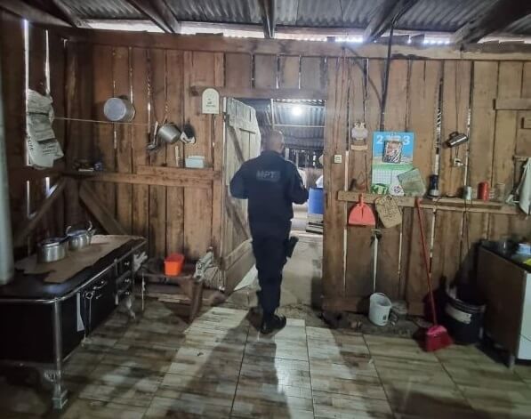 Homem de 59 anos foi encontrado em situação análoga à escravidão em São José do Herval. Ele cumpria pena e utilizava tornozeleira eletrônica