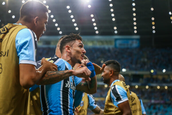Com gol aos 48 do segundo tempo, Grêmio vence o Inter por 2 a 1 no Gre-Nal 438