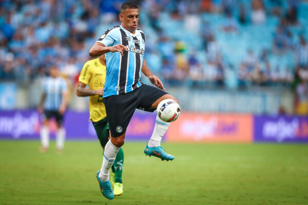 Grêmio confirma lesões de Ferreirinha e Diego Souza