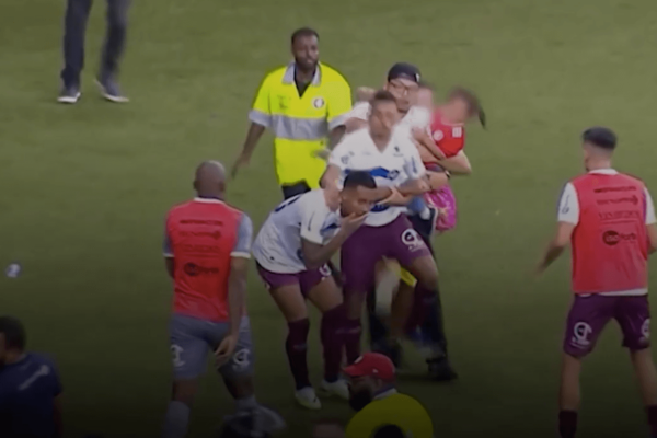 Torcedores que invadiram campo do Beira-Rio na semifinal do Gauchão são proibidos de ir ao estádio por dez jogos