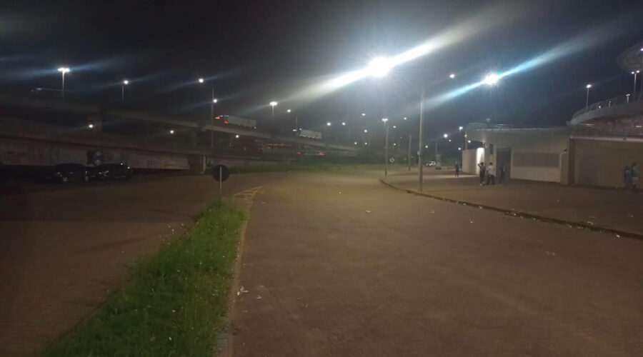 Homem com camisa do Grêmio foi baleado nas imediações da Arena, no final deste domingo (5). Vítima caminhava até Estação Anchieta do Trensurb