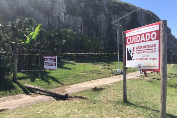 Acessos a dois pontos turísticos de Torres são  bloqueados por risco de deslizamento