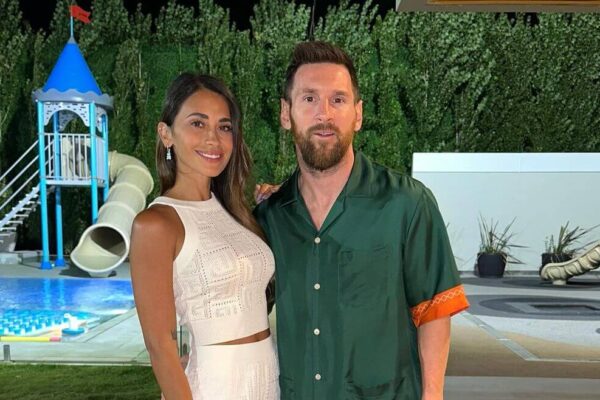 Torcida argentina vai à loucura e faz festa para Messi em porta de restaurante da Argentina; veja vídeos