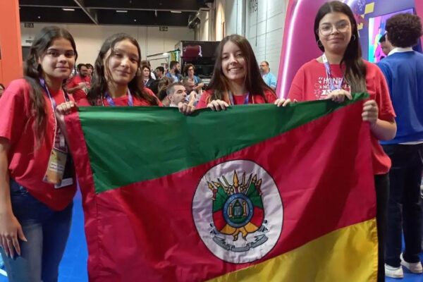 Coletivo de estudantes da Capital conquista dois prêmios com projeto sobre combate à pobreza menstrual