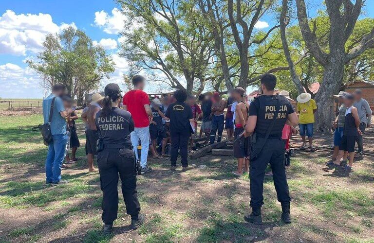 Homens foram resgatados em condições análogas à escravidão em Uruguaiana, em lavouras de arroz. 11 eram adolescentes de 14 a 17 anos