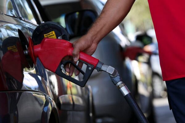 Mesmo com redução no valor repassado às distribuidoras, preço da gasolina terá aumento