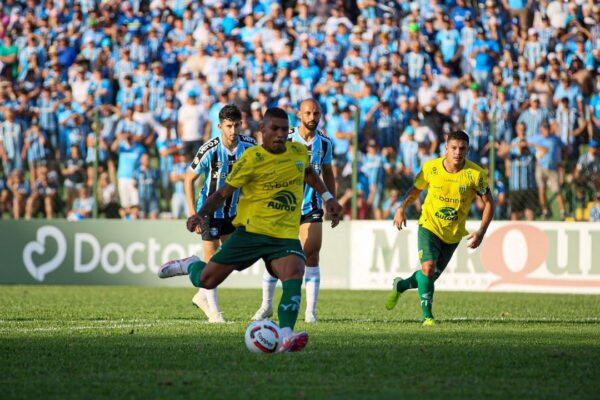Ypiranga vence o Grêmio por 2 a 1 no primeiro jogo da semifinal do Gauchão Ipiranga e quebra invencibilidade do Tricolor