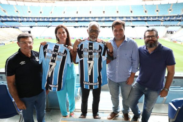 Após visitação na Arena, Gilberto Gil celebra carteira de sócio-torcedor do Grêmio