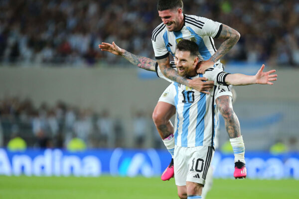 Messi reencontra torcida argentina após título da Copa, marca gol de número 800 e se emociona em discurso