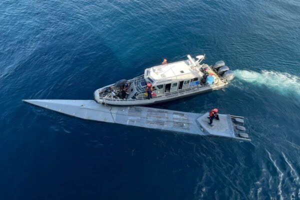 Submarino clandestino é encontrado com dois mortos e 2,6 toneladas de cocaína na Colômbia