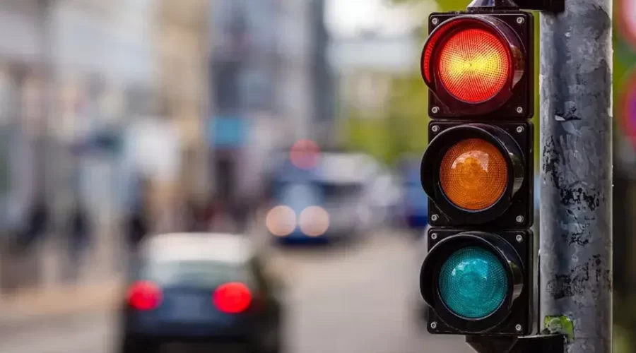 Quase 20% das multas aplicadas em Passo Fundo, em 2022, foram por avançar o sinal vermelho