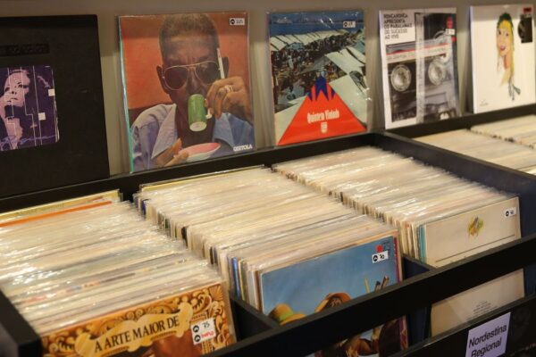 Vendas de discos de vinil ultrapassam as de CD,  pela primeira vez, desde 1987