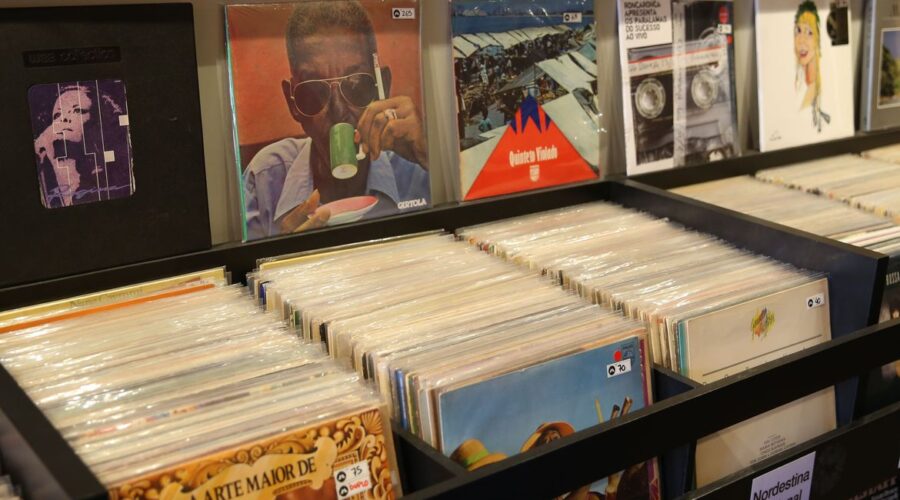 Vendas de discos de vinil ultrapassam as de CD, pela primeira vez, desde 1987
