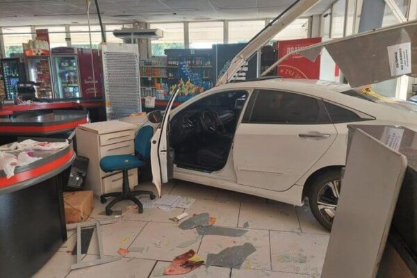 Motorista embriagado é preso após invadir supermercado com o carro em Montenegro