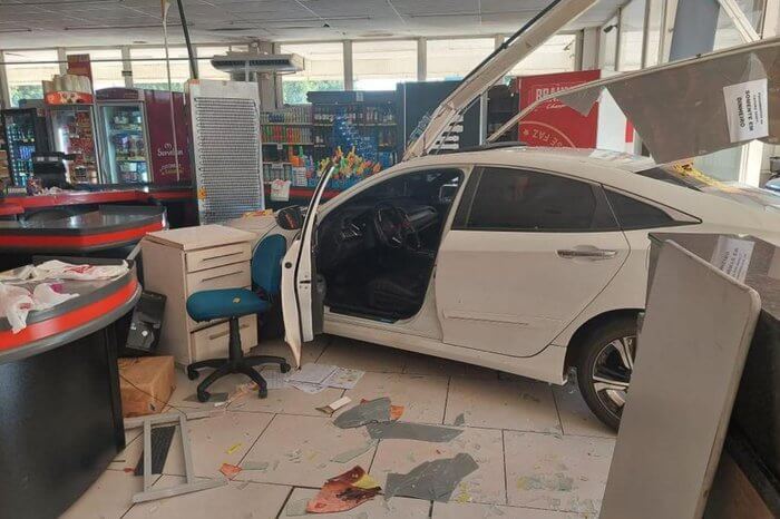 Motorista embriagado é preso após invadir supermercado com o carro em Montenegro