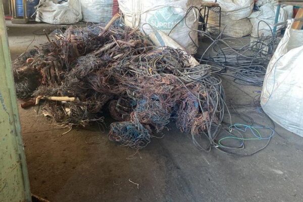 Três homens são presos com 10 toneladas de fios de cobre furtados na Zona Sul de Porto Alegre