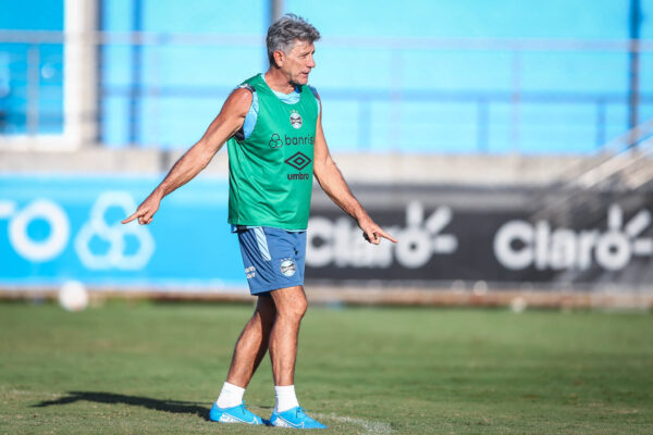 Renato Portaluppi “ensina” jogadores do Grêmio em treino de cruzamento; assista