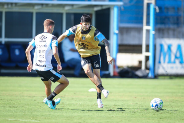 Após fraturar o rosto em choque com Kannemann, Villasanti, do Grêmio, deverá passar por cirurgia, diz jornalista