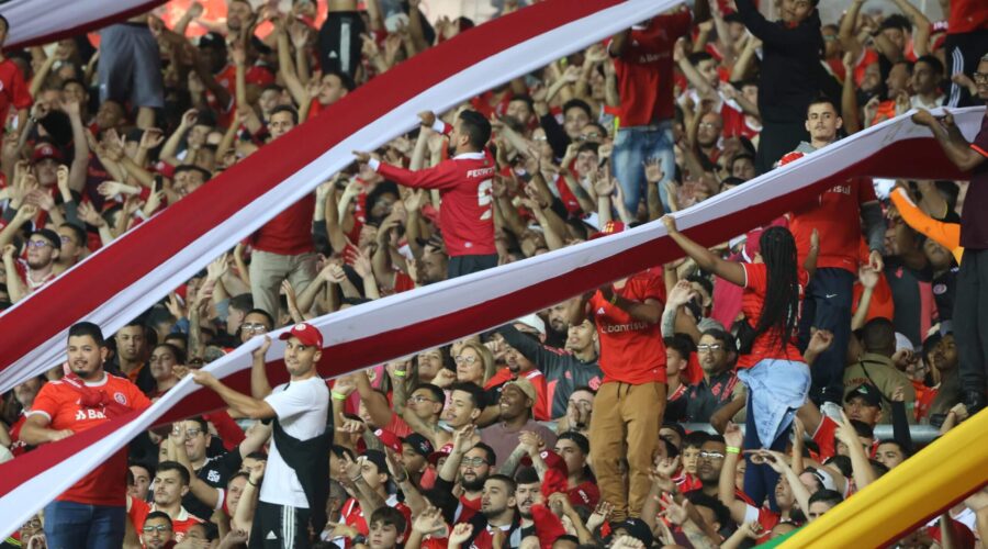 Um torcedor do Internacional foi proibido de frequentar o Beira-Rio após permanecer de pé na arquibancada do estádio