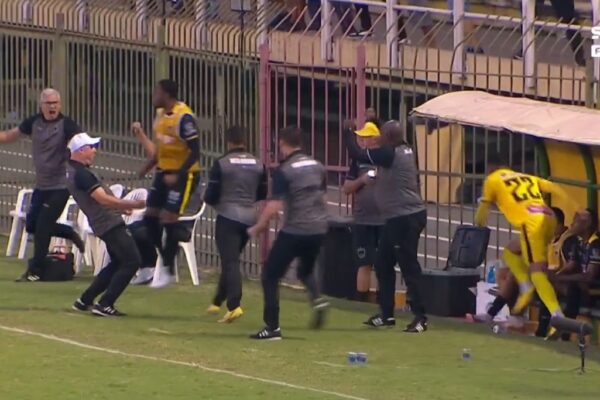 VÍDEO: treinador provoca jogadores com gestos obscenos após gol