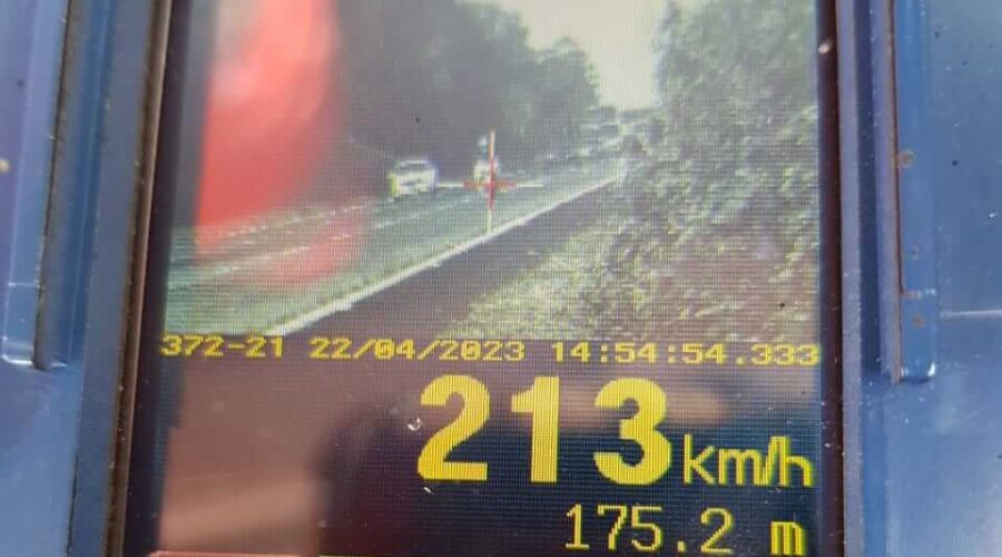 O radar móvel da Polícia Rodoviária Federal registrou o condutor a 213 km/h, na rodovia federal, em Glorinha.